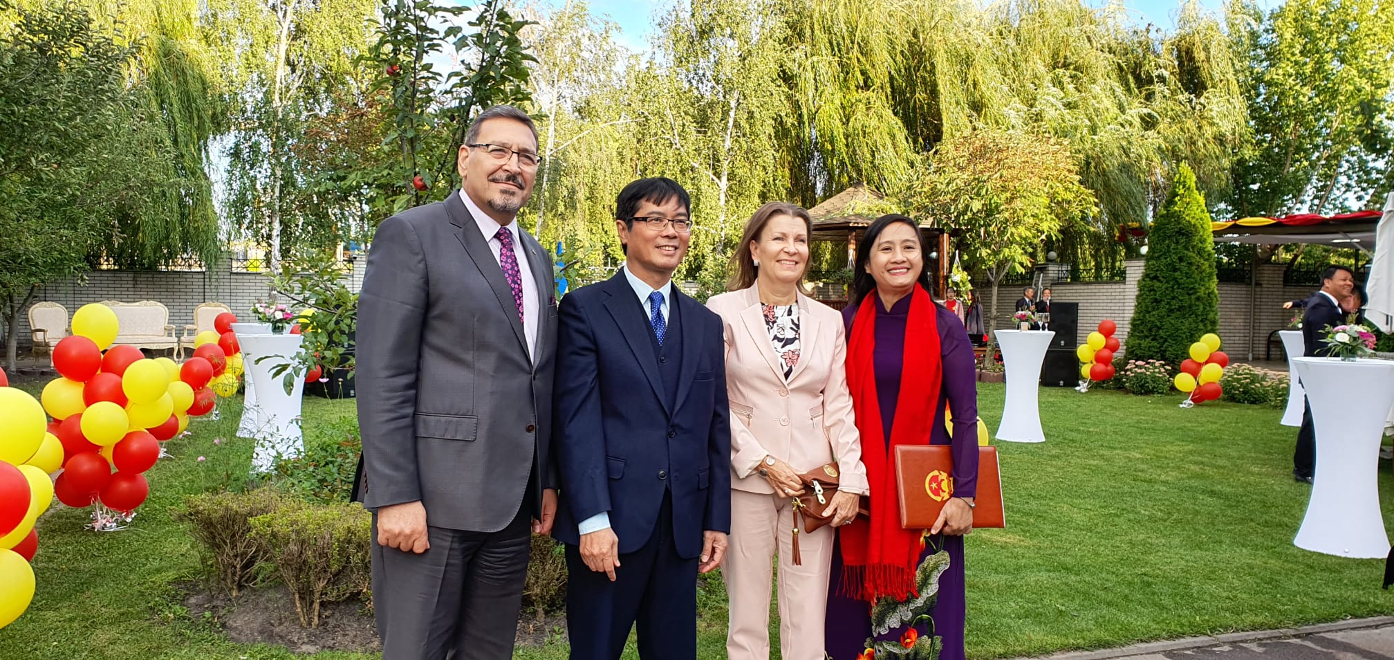 Ambassador Dajani with his spouse and Ambassador of Vietnam in Ukraine Mr. Nguyen Hong Thach with his spouse