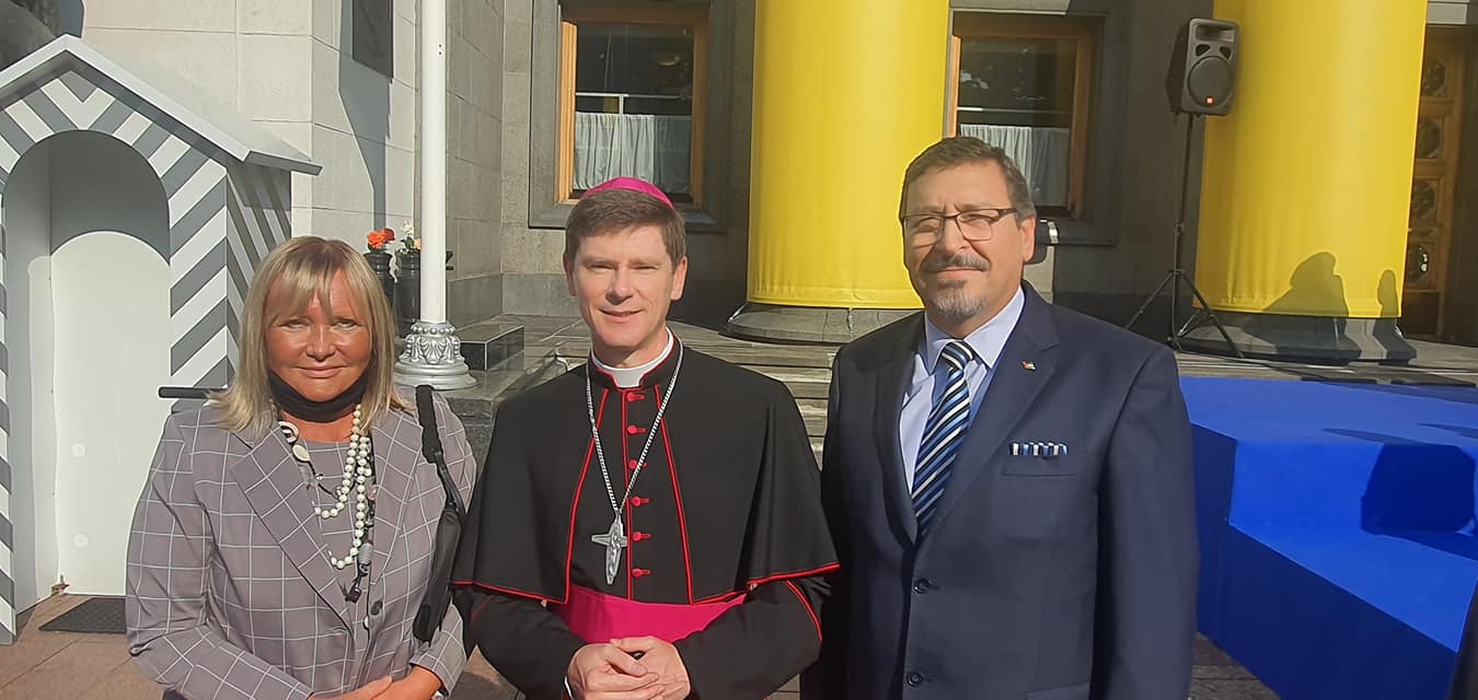 Ambassador Dajani, Ambassador of Argentina Mrs. Elena Leticia Teresa Mikusinski and Bishop Vitalii Kryvytskyi at the Ceremony of raising the state flag of Ukraine on the occasion of the 30th anniversary of Independence of Ukraine on the square in front of the Parliament building